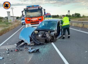 Fuerte colisión entre 2 coches en Museros